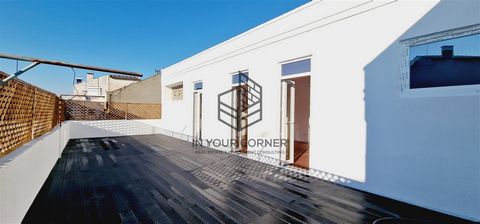 Building/Palacete in the Center of Montijo General: - Fully owned building in the historic center of Montijo. - The Rc is intended for services, with the possibility of changing it to housing, - On the 1st floor there is an apartment/palace with a sp...