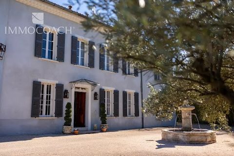 A few minutes from Hyères, this 19th-century character property is nestled in the heart of a park adorned with century-old plane trees and Mediterranean species. The bastide, spread over three levels, sits on a plot of over 7000 m2. It offers spaciou...