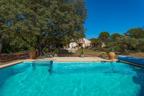 Provence Home, the Luberon real estate agency, is offering for sale, a contemporary house located in Lauris, in a quiet area with a view of the surrounding countryside. SURROUNDING OF THE HOUSE The house is located approximately 1 km from shops and i...