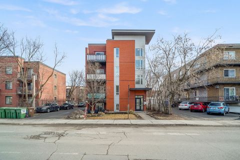 Nice condo, very spacious and bright thanks to the abundant windows. The open-plan central room offers several layout possibilities. Composed of 2 bedrooms and 1 bathroom. Well maintained 2006 building. This unit is perfectly located in Rosemont/La P...