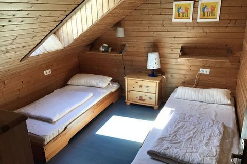 Ten wakacyjny dom znajduje się w Bergland w Hesse, idealny dla maksymalnie 10 osób plus malucha. Z 5 sypialniami rozciąga się na ponad 130 m² przestrzeni życiowej. Jest pokój jednoosobowy, trzy pokoje i trzy pokoje dwuosobowe. Dom wakacyjny ma równie...