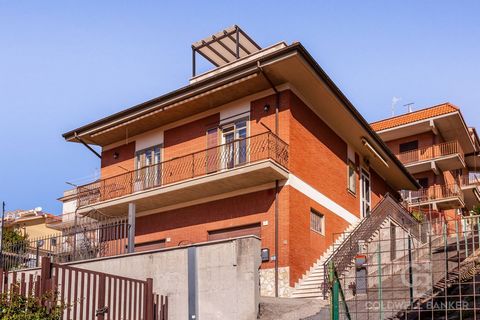Opportunité exceptionnelle à Monterotondo (RM) - via della Maiella 27 Venez découvrir cette résidence hors du commun située à seulement 800 mètres de la gare de la Ligne Régionale FS1. L'emplacement stratégique offre une commodité inégalée, avec des ...