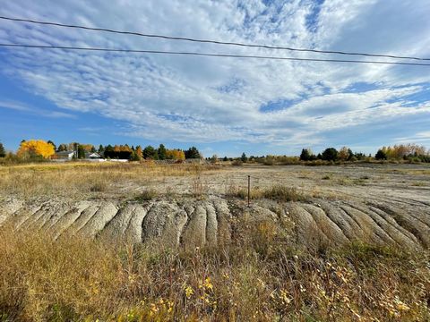 Magnificent spacious lot up to 23,000 square feet including the municipal aqueduct in a recent residential development. Ready to build single-family or two-family. Enjoy a panoramic and partial view of the Saguenay River. You will also be able to ben...