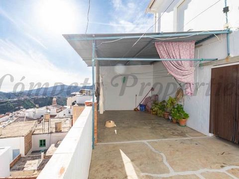 Large ownhouse situated in a convenient and easily accessible location in the upper part of Competa.This charming property spans three levels plus a terrace and boasts two entrances and a garage for added convenience. The first entrance leads to the ...