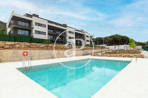 Building of 21 apartments at 10 minutes from the beach. Flats from 80 to 96 sqm with 2 or 3 rooms. The communal area has a garden and swimming pool. In the same building there are parking spaces and storage rooms. Ground floors with private garden. F...