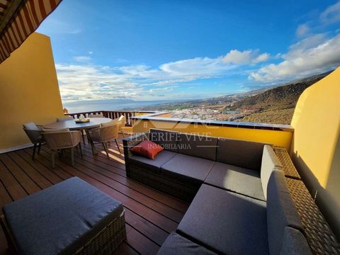 Luxueux duplex dans le Residencial Terrazas del Conde,. Luxueux duplex dans le Residencial Terrazas del Conde, avec des vues spectaculaires sur la mer et La Gomera. Distribuée sur deux étages, la maison se compose comme suit : Premier étage : cuisine...