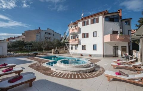 Pula: Spacious detached property with multiple apartments for sale Located a short distance from Pula and its sandy beaches, this expansive property presents a prime investment opportunity for those looking to enter the tourism and vacation rental ma...