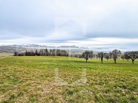 CAROLI IMMOBILIER offers you this great opportunity with a building plot in the town of Vovray en Bornes. You will have 650 m2 to realize your dream thanks to the design of your house, the land is free builder. Price offer available with builder (CCM...