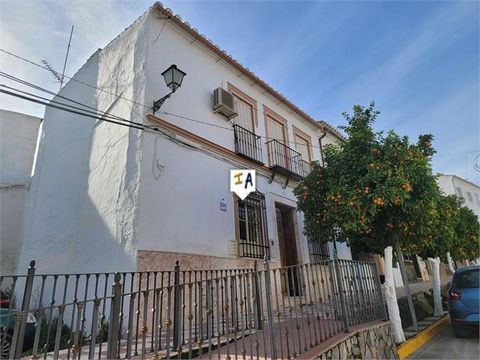 Esta hermosa propiedad construida de 272 m2 con doble fachada se encuentra en el centro de la ciudad de Cuevas Bajas en la provincia de Málaga en Andalucía, España, a poca distancia de tiendas y bares locales y a 10-15 minutos en coche de la históric...