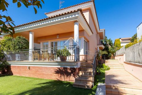 Lucas Fox presents this stunning villa located in the charming town of Vilassar de Dalt, within walking distance of the popular Sorli Emotions shopping centre . The spacious property, built in 2000, offers five bedrooms and a constructed area of 324 ...