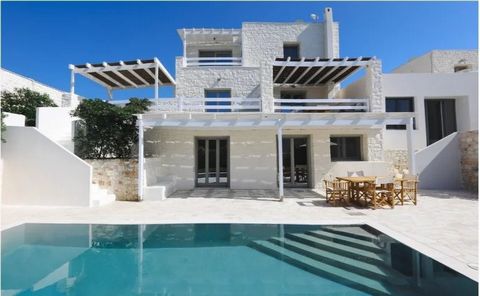 Cette fantastique villa neuve est située dans le quartier de Filizi, entre la plage de Santa Maria et Ambelas. Naoussa, le village populaire le plus septentrional de Paros, avec son port byzantin, ses restaurants et ses tavernes sur le front de mer, ...