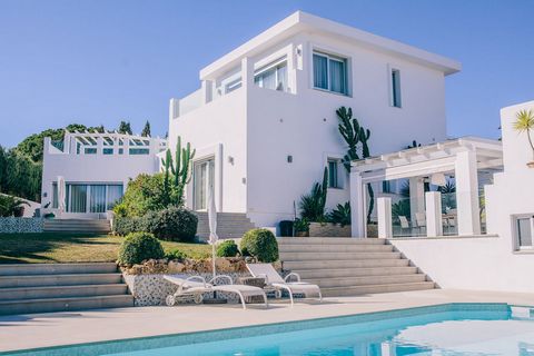 Located in Torrenueva. The most modern and beautiful villa in the area of Torrenueva, Mijas Costa, with stunning views to the coast and the sea. Originally built in 1983 and completely renovated in 2012, the whole house now has underfloor heating and...