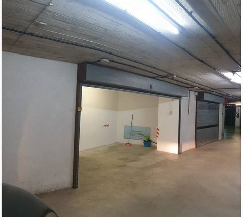 Closed garage in a modern building in the Old Quarter. Recent construction, easy access. Two minutes from Calle Matia, and 5 minutes from Ondarreta beach. It has a large area to be used as a storage room.