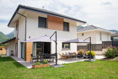 In a quiet and rural setting, l'hirondelle and its 95m2 of living space welcome you comfortably in the peaceful town of Giez. The entrance hall is fitted out and has a separate toilet with washbasin. The living room is built around a beautiful centra...