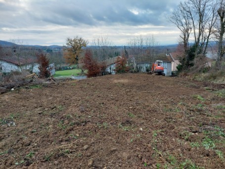 Acquire a plot of 3300m2 to build on the territory of Saint-Siméon-De-Bressieux. The building part gives right to 900m2 INCLUDING A SHON OF 115M2 to realize your dream by building a villa. The price is set at €110,000. Do not hesitate to contact jean...