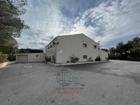 Karika Immobilier vous propose à la vente ce bâtiment d'activité d'une surface de 1330 mètres carrés dans la zone industrielle de Roquebrune sur Argens. Ce bien est composé d'un plateau de bureaux de 420 mètres carrés à l'étage et d'un espace d'activ...