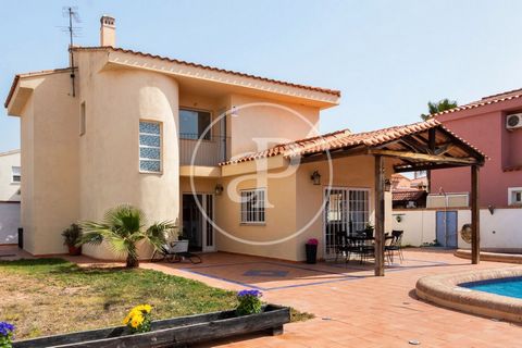We present this charming independent house of 130 m2, with a generous 450 m2 plot, located in the prestigious REVA Urbanization in Ribarroja de Turia. This area, known for its excellent connectivity and tranquility, offers a magnificent distribution ...
