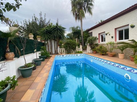 Wonderful villa in exclusive urbanization Xalets de Salou, totally exterior and very luminous, with private garden and swimming pool. It is located in a quiet area and next to the amusement park Port Aventura, tennis club and very close to the golf c...