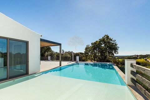 Located in Lagoa. We introduce a contemporary design villa with 4 bedrooms and stunning coastal views. The property has a private driveway that leads to the front of the villa where you are greeted by a several hundred-year-old oak tree. Upon enterin...