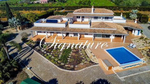 Located in Luz de Tavira. In what must be one of the most serene, tranquil and authentic zones in Algarve, lies this imposing estate. As the electric gate opens, we follow the driveway up to an impressive southfacing villa. The villa measures 472m2 h...