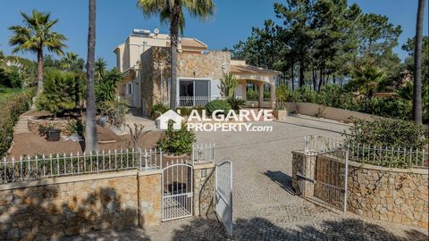 Located in Almancil. Independent house with 4 bedrooms, located on a plot of 3,200m2. Located just 10 minutes from Quinta do Lago and Vale do Lobo. Villa with privacy, enjoying the nature around it and also being close to all amenities, schools, supe...
