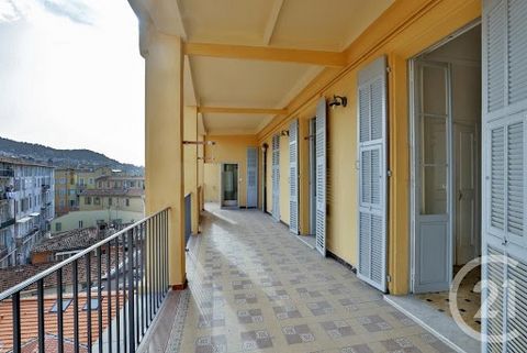 Nice Garibaldi - On the fourth floor of one of the oldest buildings on the rue Catherine Ségurane 4 bedroom apartment with a surface of 167sqm carrez law and 173sqm of living space. The apartment currently consists of a living room, a dining room, a ...