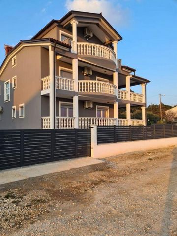 Propriété touristique avec 5 appartements et vue sur la mer à Medulin ! La surface totale est de 225 m². Le terrain est de 474 m². La distance de la mer est de 1,3 km. La propriété est entourée d'un mur de pierre avec une clôture de qualité et une po...