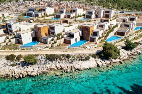 Une villa de luxe avec vue dégagée sur la mer est à vendre près du centre de Primošten, à seulement 10 mètres de la mer, dans une communauté de 5 ***** de nouvelles villas modernes. Toutes les villas sont livrées en 2023 et appartiennent au même conc...