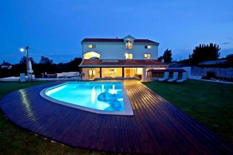 Geräumige Villa mit Swimmingpool in der Gegend von Rovinj, 8 km vom Meer entfernt! Die Gesamtfläche beträgt 450 qm. Das Grundstück ist 920 qm groß. Diese Villa im mediterranen Stil ist gut gebaut und ausgestattet. Die Wohnfläche erstreckt sich über d...