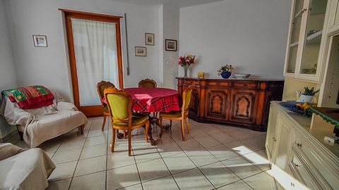 Welcome to your new home in Merano: a well-kept 3-room apartment on the 1st floor of an apartment building built in 1993. Enter the spacious hallway and immediately feel the warmth that emanates from this place. The apartment impresses with 2 spaciou...