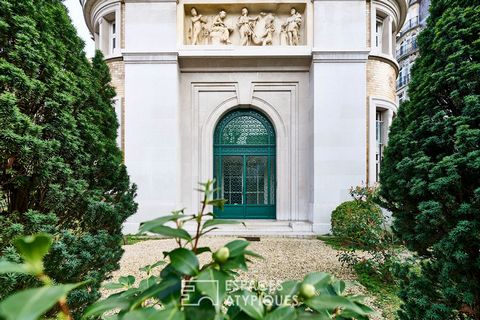 Located in a very quiet area, in one of the most coveted private villas in the 17th arrondissement, in a charismatic building, this duplex of 119.97 m2 (117.21 m2 Carrez) offers real high-end services. You will first be struck by the majesty of the b...