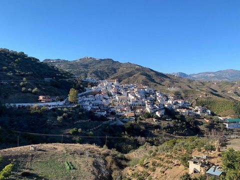 Do you want to have a house in a pretty village in the Axarquía? We offer you the opportunity to purchase a property in need of reforms. It is build on 456m2 and is a total of 88m2. It is in Cútar, a lovely village in the Axarquía, Málaga. Please con...
