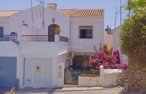 PITTORESQUE maison jumelée située au calme avec deux patios, deux terrasses et un garage à seulement 10 Mn de la plage !!! Une merveilleuse opportunité d'acquérir une propriété de village de trois chambres avec armoires (dont deux avec portes-fenêtre...