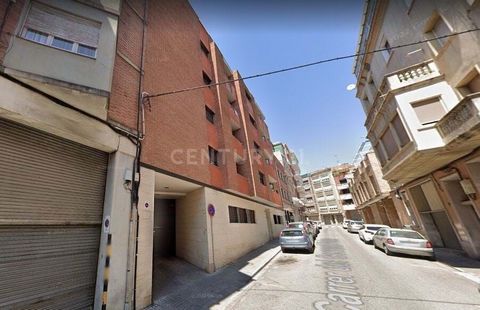 Place de parking située dans le quartier Plaça de Catalunya - Saldes de Manresa. Il a une superficie de 10,66 m². Il a un bon accès, une maniabilité et est bien connecté. Voulez-vous plus d'informations? N'hésitez pas à nous contacter.