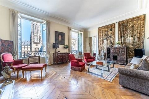 Paris 1st - Louvre - Saint-Germain-l'Auxerrois. Located at the foot of Place du Louvre, within a beautiful old building of high standing, secured with a permanent concierge, on the 3rd floor with an elevator, we offer you a four-room reception apartm...
