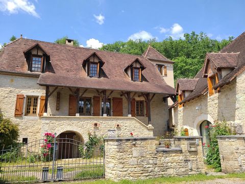 In a charming stone village, in a quiet area, 15 km from Cahors. All services at 4 km. Grocery store on site. Beautiful stone set consisting of : - Main house with ground floor, cellar, workshop, boiler room. On the 1st floor, dining room, living roo...