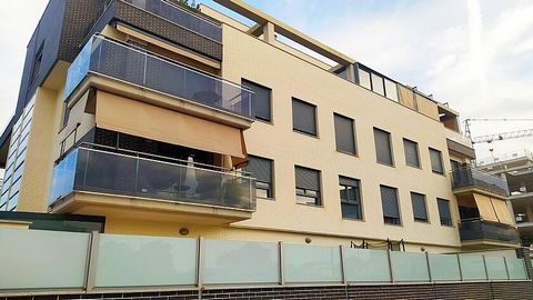 Large luxury 3 bedroom apartment in Murcia city. Spacious luxury apartment with 3 bedrooms in Cabezo de Torres, next to Ikea Murcia and Thader and Nueva Condomina shopping centers. This home is built with excellent qualities, in a new urbanization lo...
