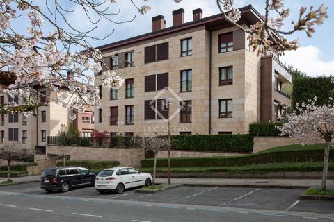 Lucas Fox presents this apartment built in 2004, in a concrete building, just a few minutes from the Ondarreta beach in San Sebastián. The apartment is located in a very quiet and safe residential area. This exterior property has a constructed area o...