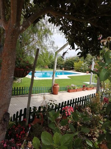 3 bedroom villa, located 500m from Vila de Pontével, in the heart of Ribatejo, 5 km from Cartaxo, 5 minutes from the Aveiras toll from above the A1/Lisbon/ Porto motorway, 15 minutes from the city of Santarém, 30 minutes from Lisbon. It has an area o...