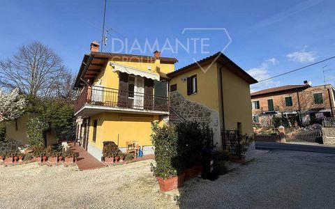 CITTÀ DELLA PIEVE (PG), Moiano: Detached house of 130 sqm on two levels comprising: - Ground floor: Commercial premises with 2 large rooms, storeroom and bathroom; - First floor: Independent flat with living room and kitchenette, terrace, double bedr...