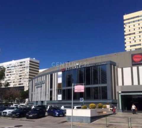 Store with income in the Portela Shopping Center. Excellent opportunity for investment, since it is leased. The shopping center with 24 hour security and has outdoor public parking. We are Credit intermediaries with registration at the Bank of Portug...