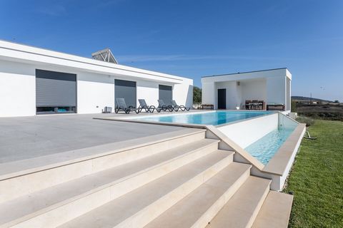 This spectacular single-story villa, built in 2021, is a true haven of tranquility and luxury, located in the picturesque parish of Santo Estevão Gales. With a total land area of 4,375 m2 and a construction area of 269.5 m2, this property offers an u...