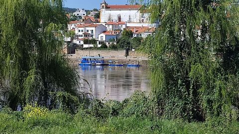 Thank you for your interest in this property! In the amazing Village of Arripiado, we find this mixed land (urban and rustic) with a total of 1,440 m2, which directly contacts the Tagus River. The fact of being located in a village and its direct con...