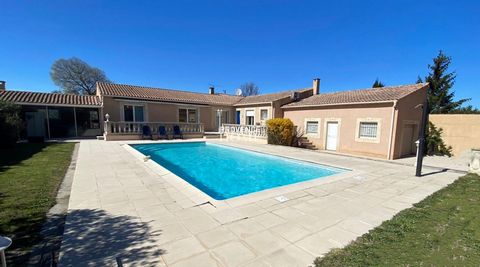 Notre agence immobilière, Provence Home, à Oppède, vous propose à la vente, une villa de plain-pied impeccablement entretenue, dotée d'une piscine, située dans un quartier résidentiel calme près du centre du village de Cheval-Blanc. Cette villa, idéa...