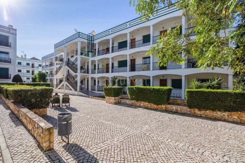 Charmant appartement T2 + 1 situé à Conceição de Tavira, au Portugal. Cette propriété confortable, située au deuxième étage sans ascenseur, offre un environnement calme et accueillant. Composé de deux chambres, d'un salon, d'une cuisine équipée, d'un...