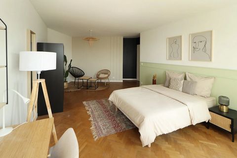 Superb 27 m² bedroom for rent in Saint-Denis! Masterbedroom of this 78m² coliving flat, this room with balcony will seduce you with its soft, soothing atmosphere. It is bright and tastefully decorated in pastel green and light beige tones, inviting y...