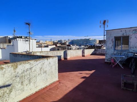 In the exclusive area of Gandia (Beniopa), 362 meters built in 4 large rooms, with a large private garage for several the ground floor occupies the entire garage; In addition, there is a private terrace with unobstructed views. This fantastic propert...