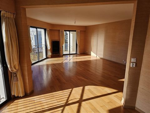Nantes apartment. Rd Pt de Vannes. Miller of Querlon. Apartment on the 3rd floor of a luxury residence with elevator ideally located because it is close to the tram (L3) and shops, a real plus. It consists of: Entrance. Large living room (40m2) direc...