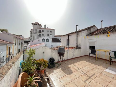Investment Building Historic Centre of Évora Charming 3 storey building, located in the historical centre of Évora, at Largo 13 de Outubro 5, 7 and 9. This building, constructed in the beginning of the XX century, has a typical morphology of theperio...