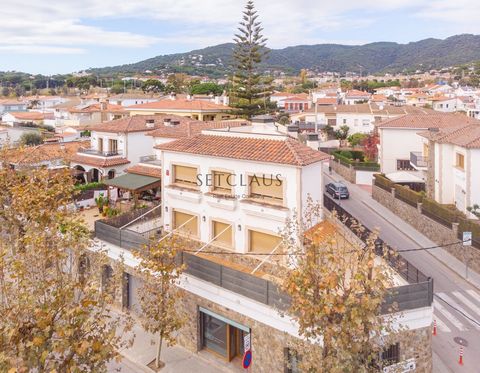 Detached Villa for sale in Premia de Dalt, with 2,713 ft2, 5 rooms and 4 bathrooms, 2 Parking places, Storage room and Air conditioning. Features: - Air Conditioning - Garage